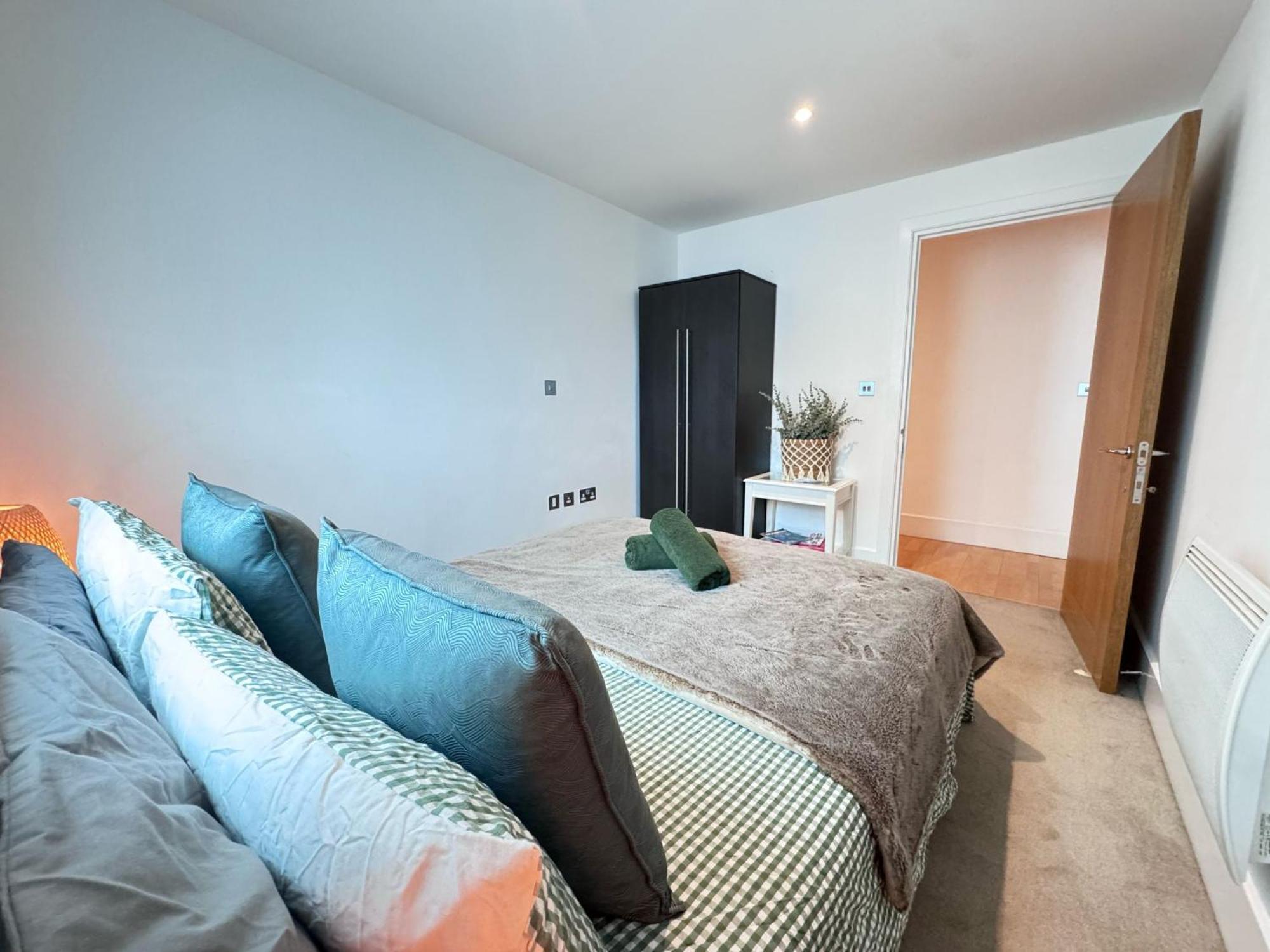 River View Eye Vauxhall 2 Bedroom Apartment London