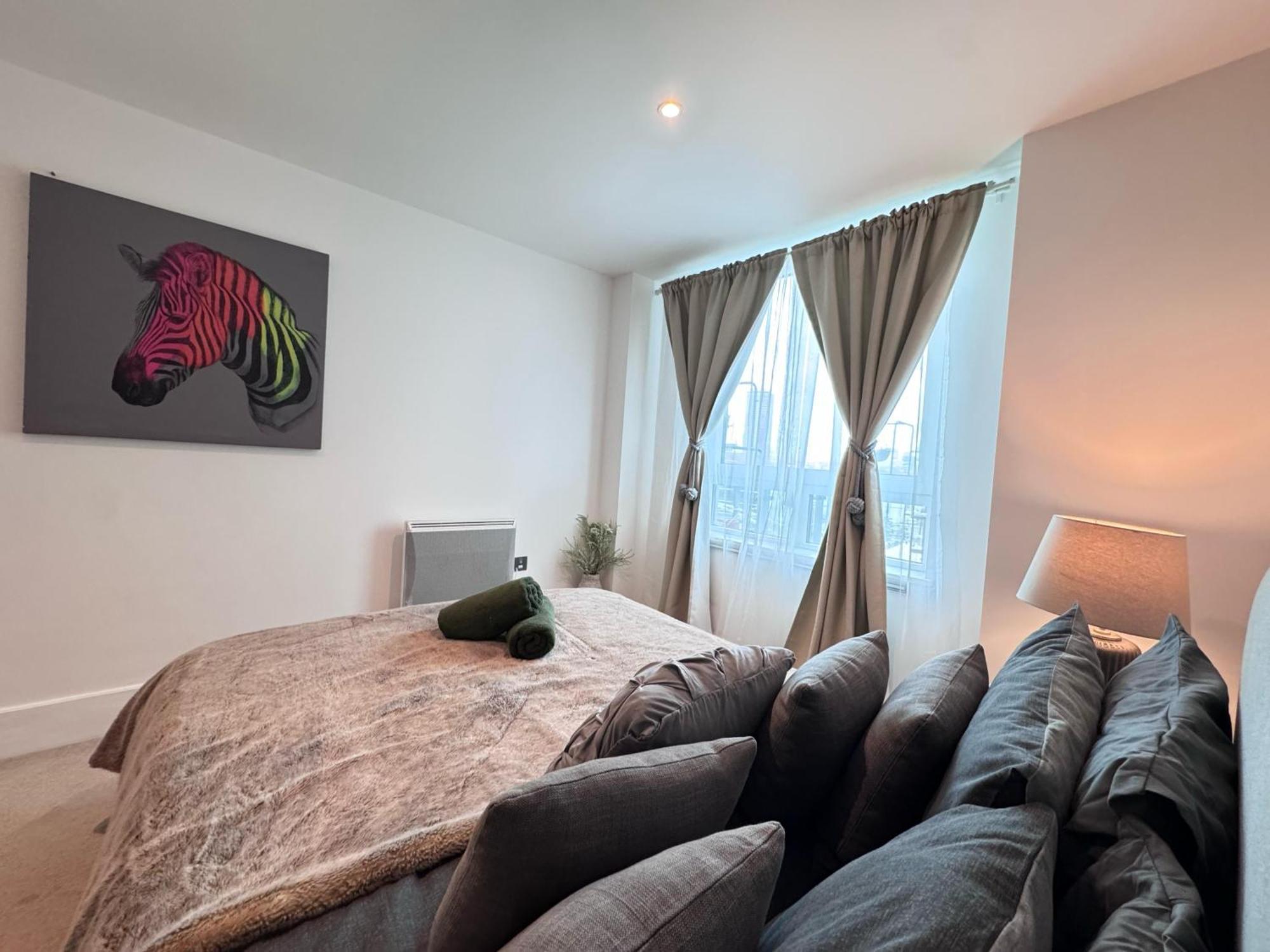 River View Eye Vauxhall 2 Bedroom Apartment *
