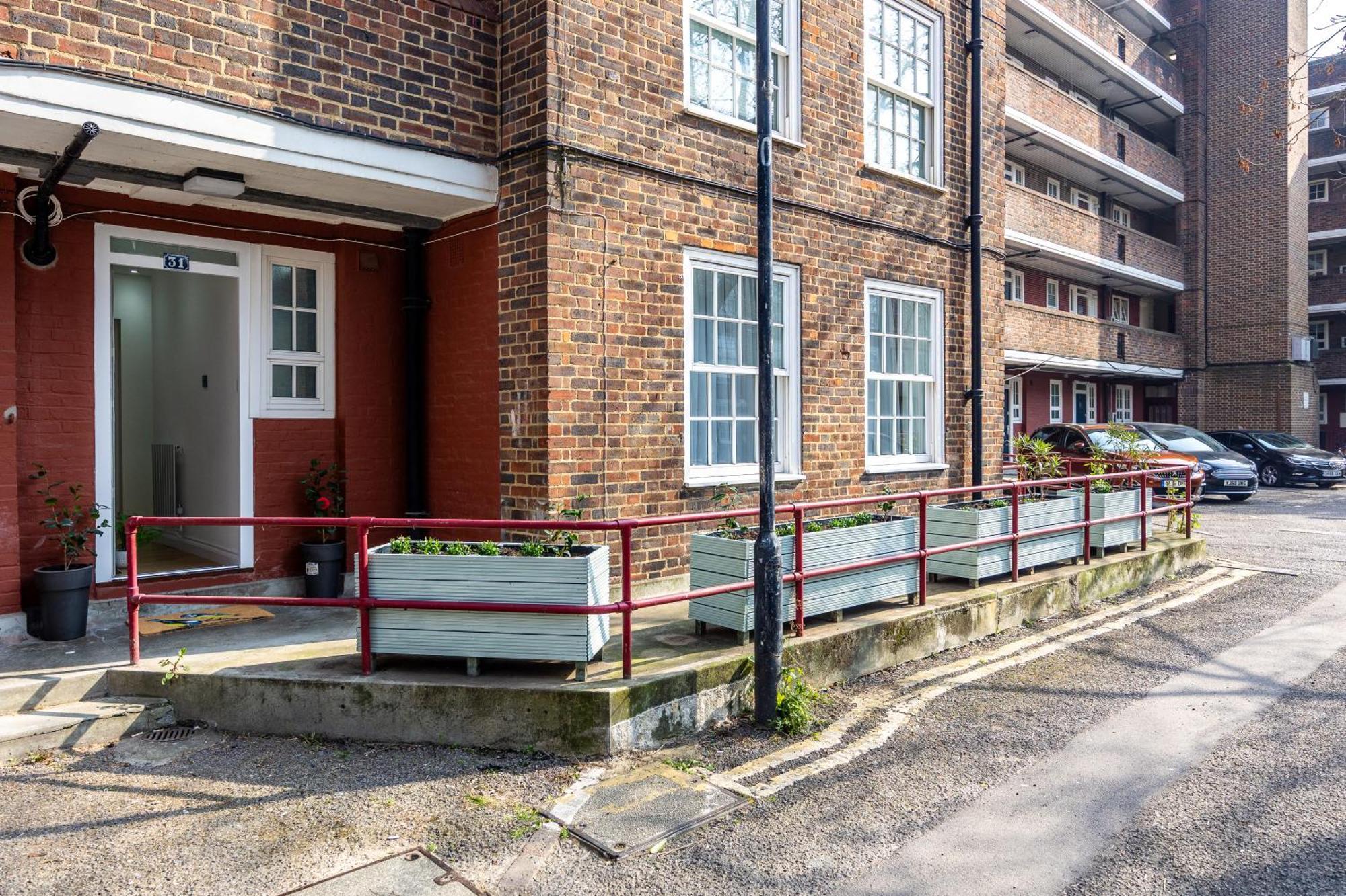 Modern 4 Bed Flat Prime Location *