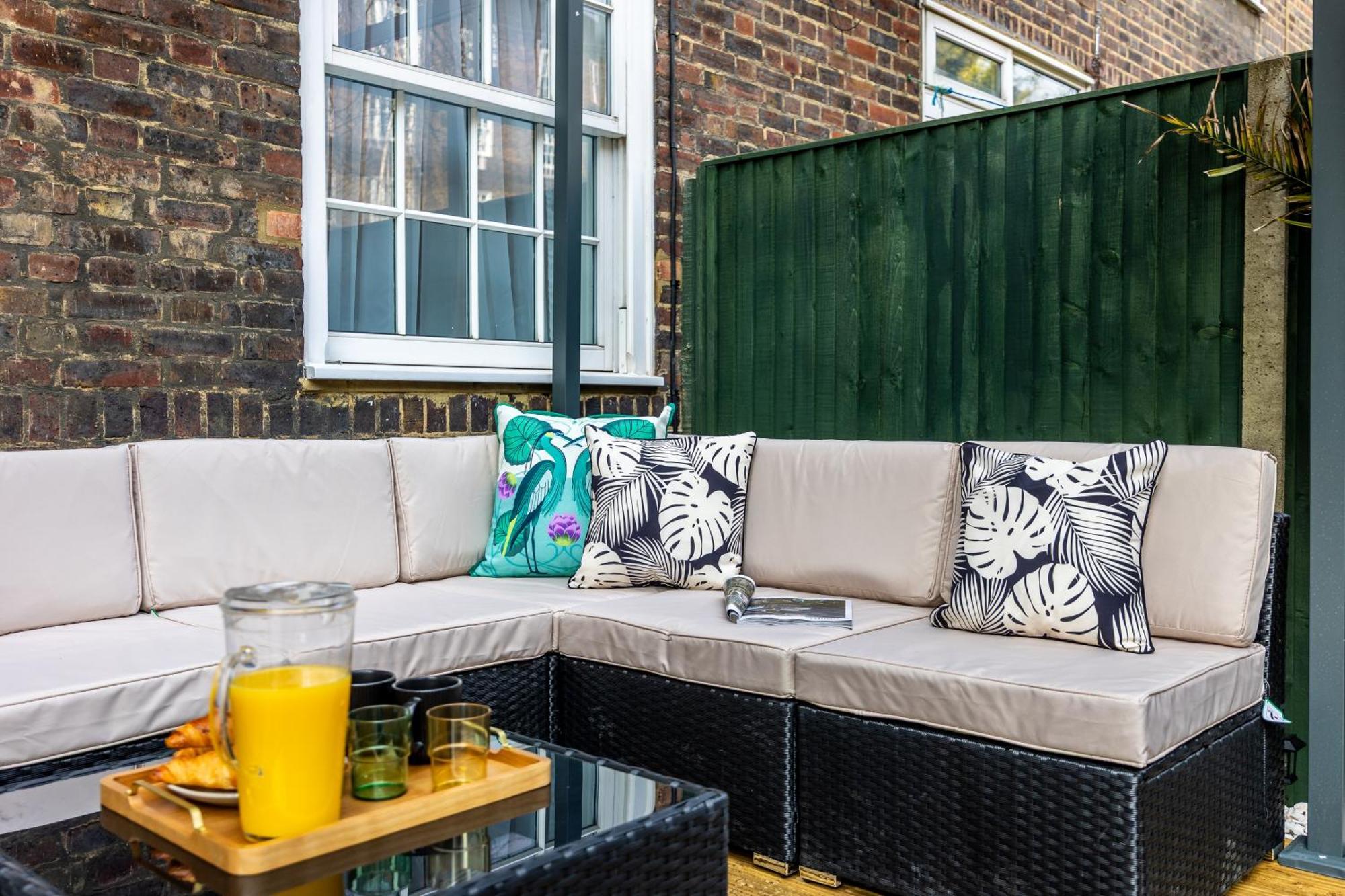 Modern 4 Bed Flat Prime Location Apartment