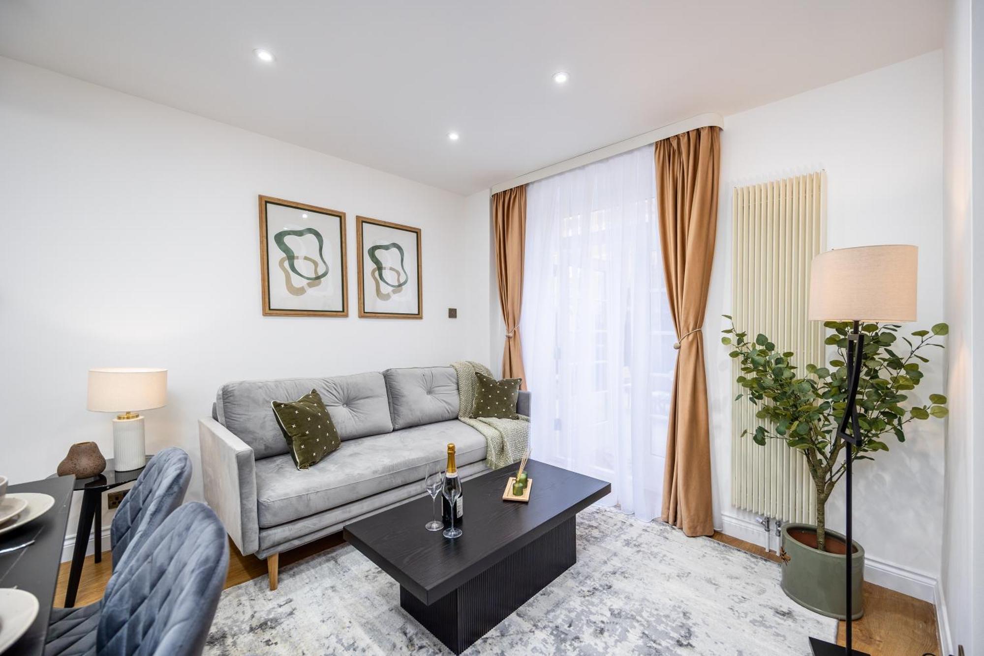 Modern 4 Bed Flat Prime Location Apartment *