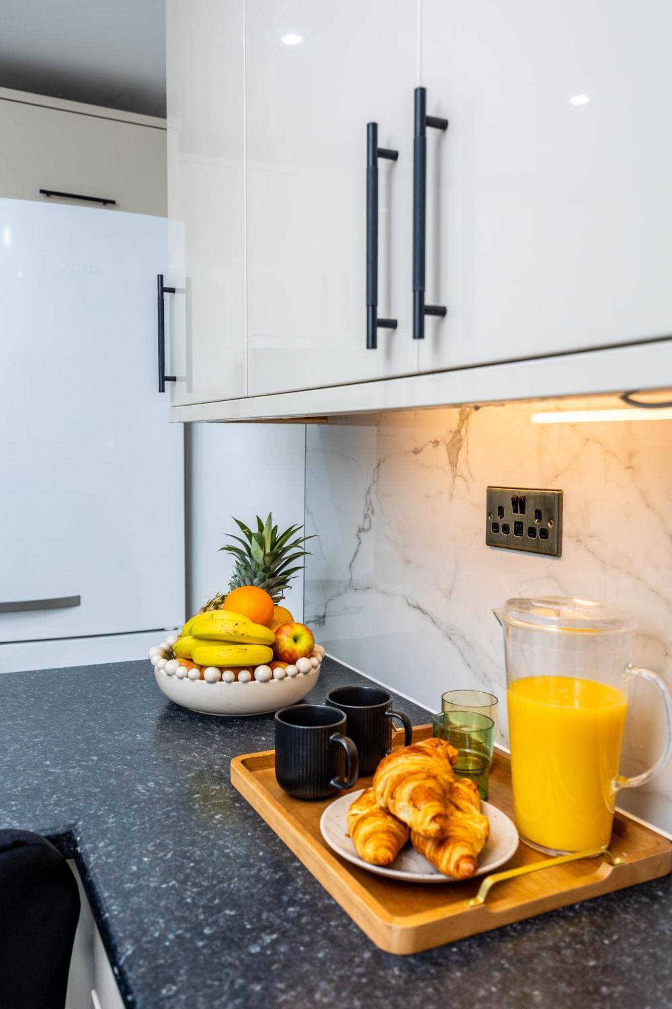 Modern 4 Bed Flat Prime Location Apartment *