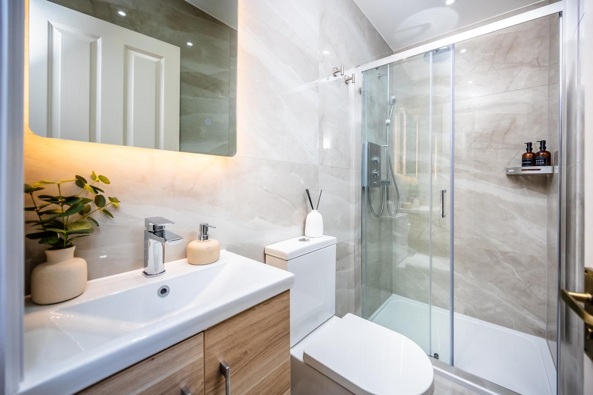Modern 4 Bed Flat Prime Location *