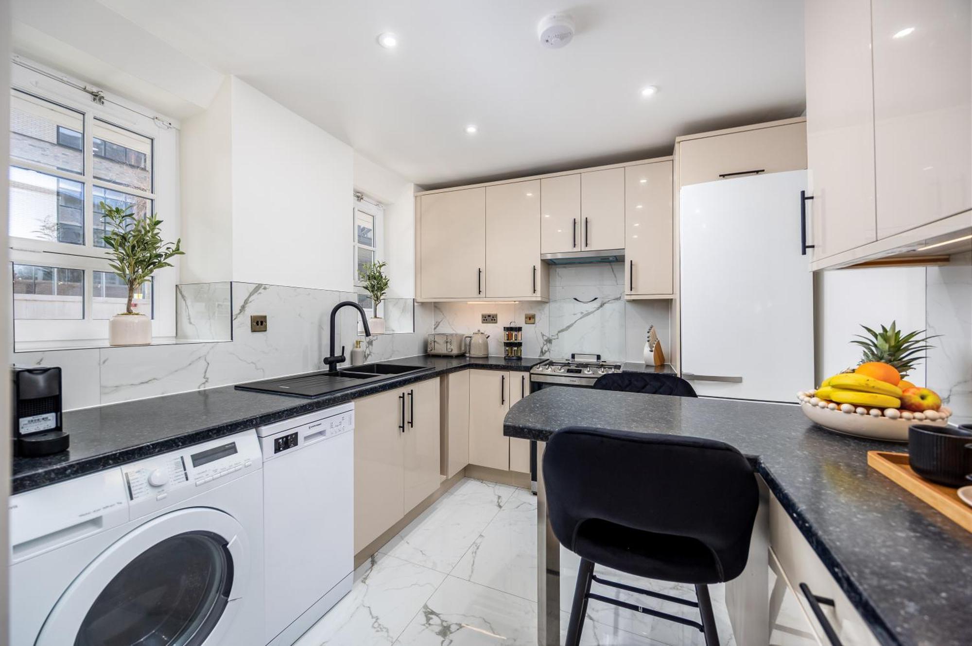 Modern 4 Bed Flat Prime Location Apartment