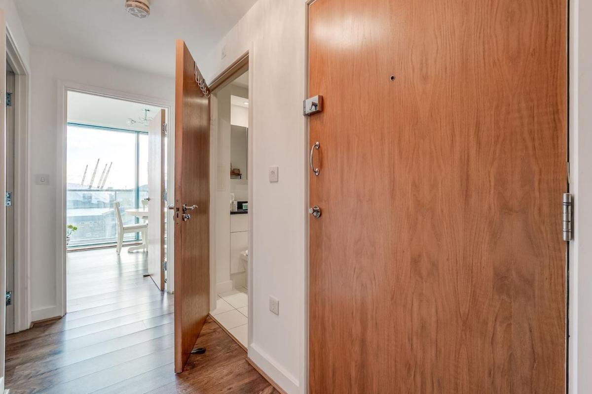 1br Riverside Stunning Thames View Near O2 London
