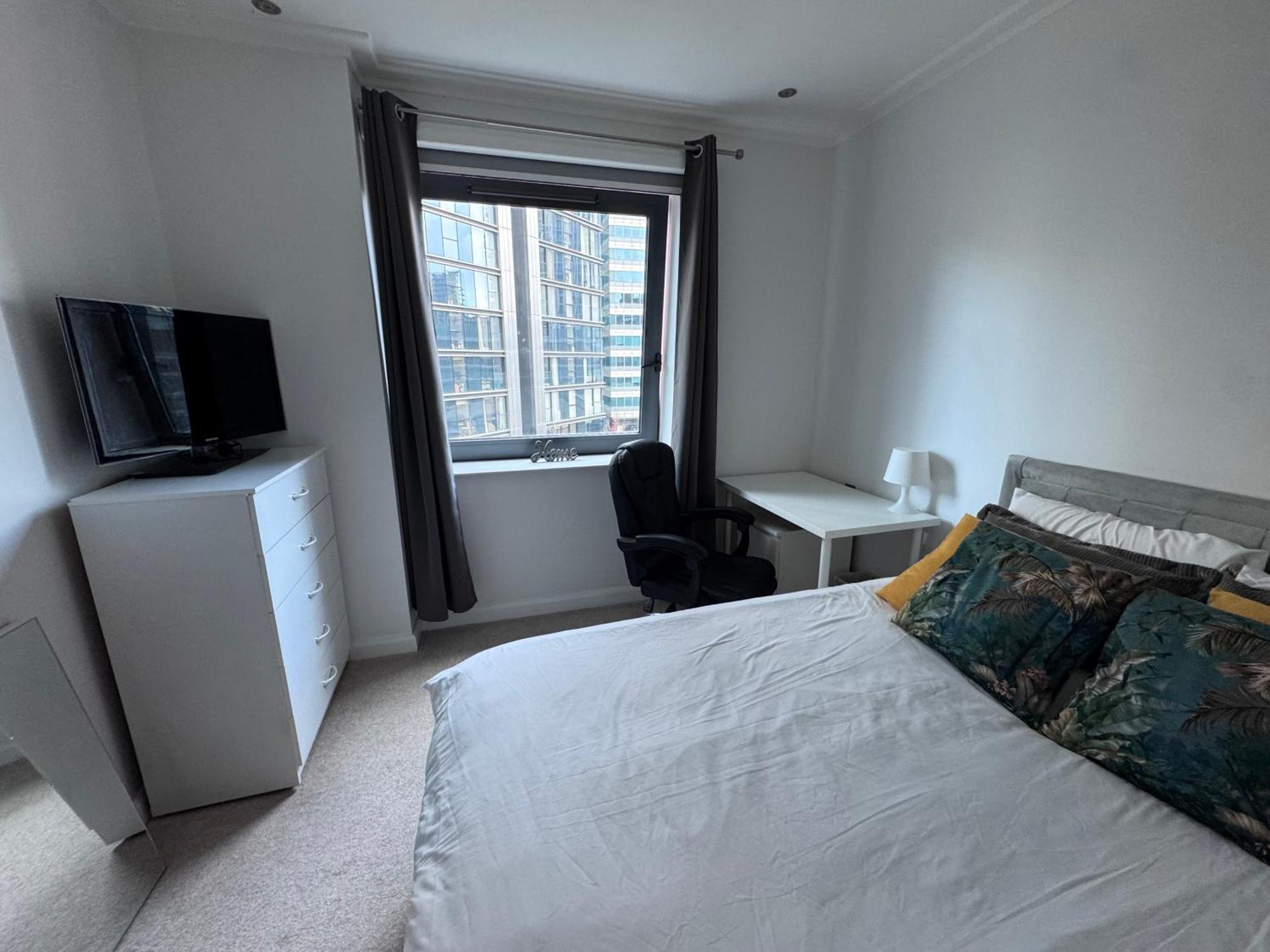 Guest house Spare In All-female 2-bedroom Flat-female Only! *