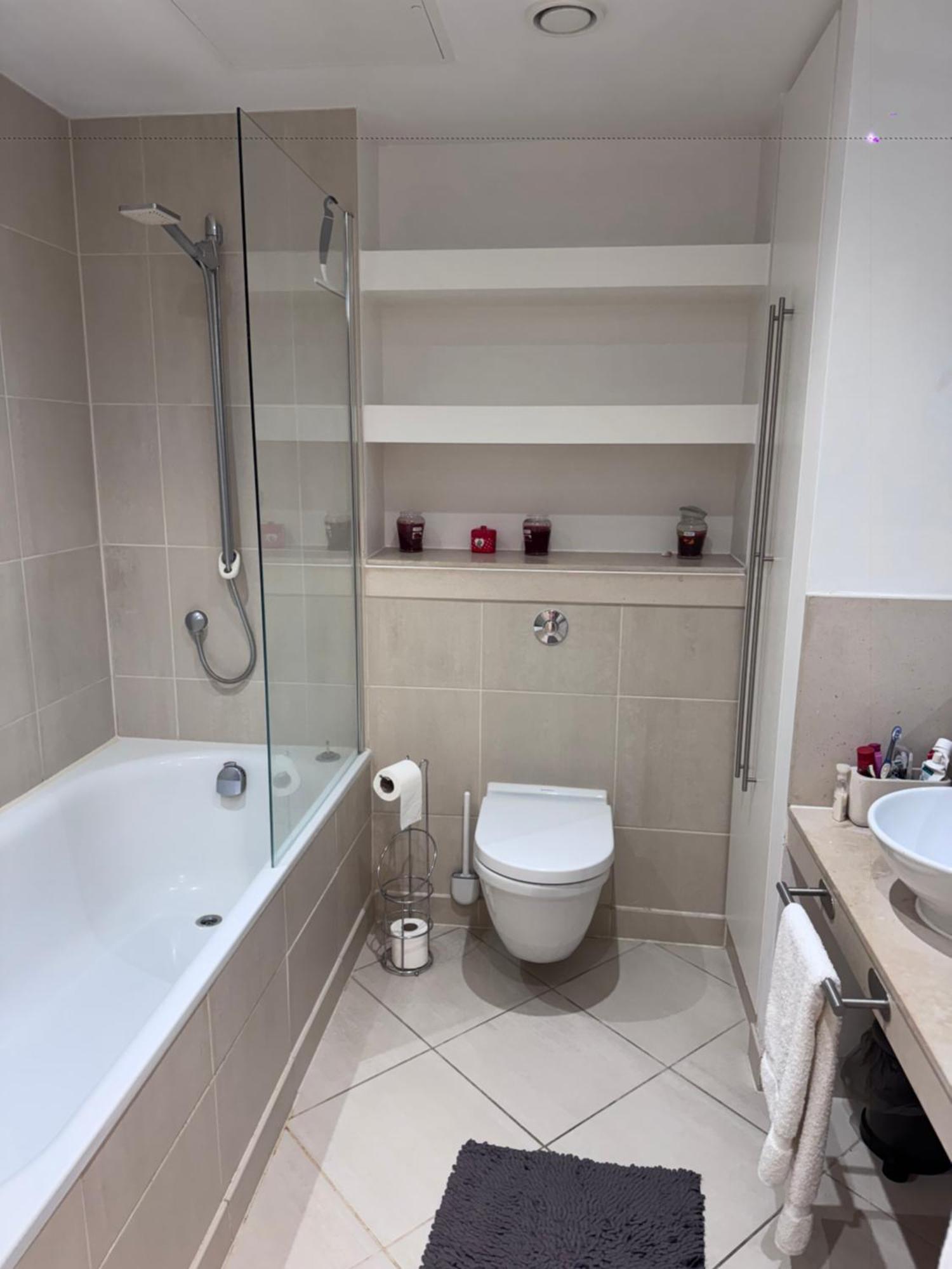 Guest house Spare In All-female 2-bedroom Flat-female Only! London