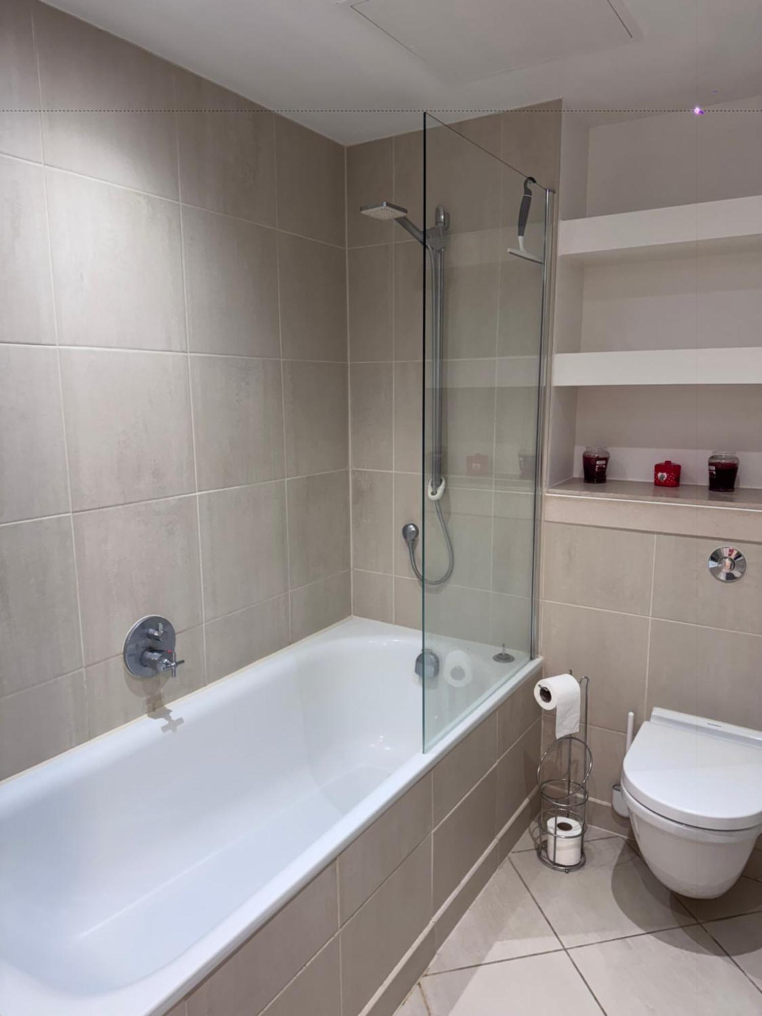 Spare In All-female 2-bedroom Flat-female Only! Guest house London
