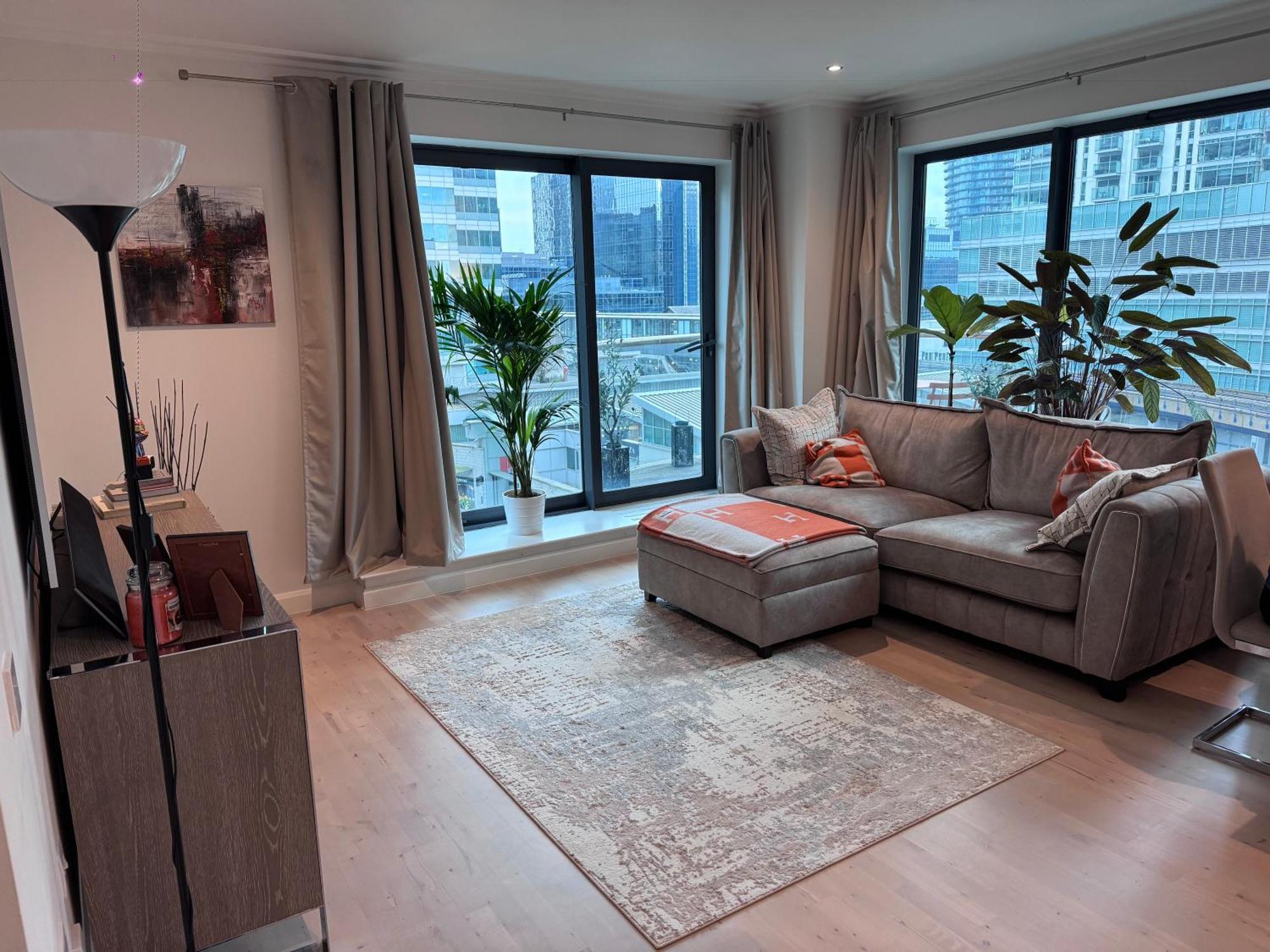 Spare In All-female 2-bedroom Flat-female Only! London