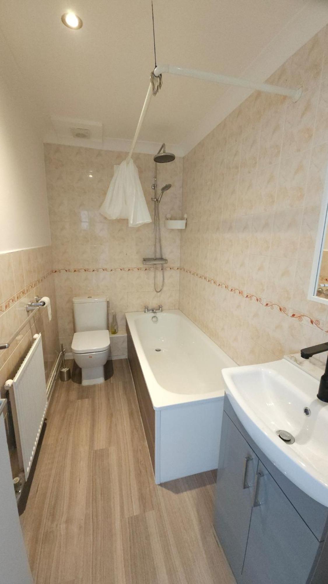 Earl's Court 2 Bed Terrace Flat * London