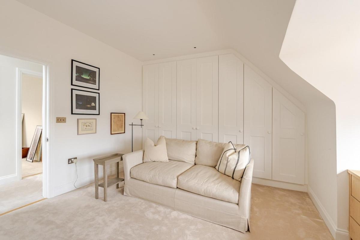 Holiday home Luxury Open Plan 5 Bed House With Garden & Parking *