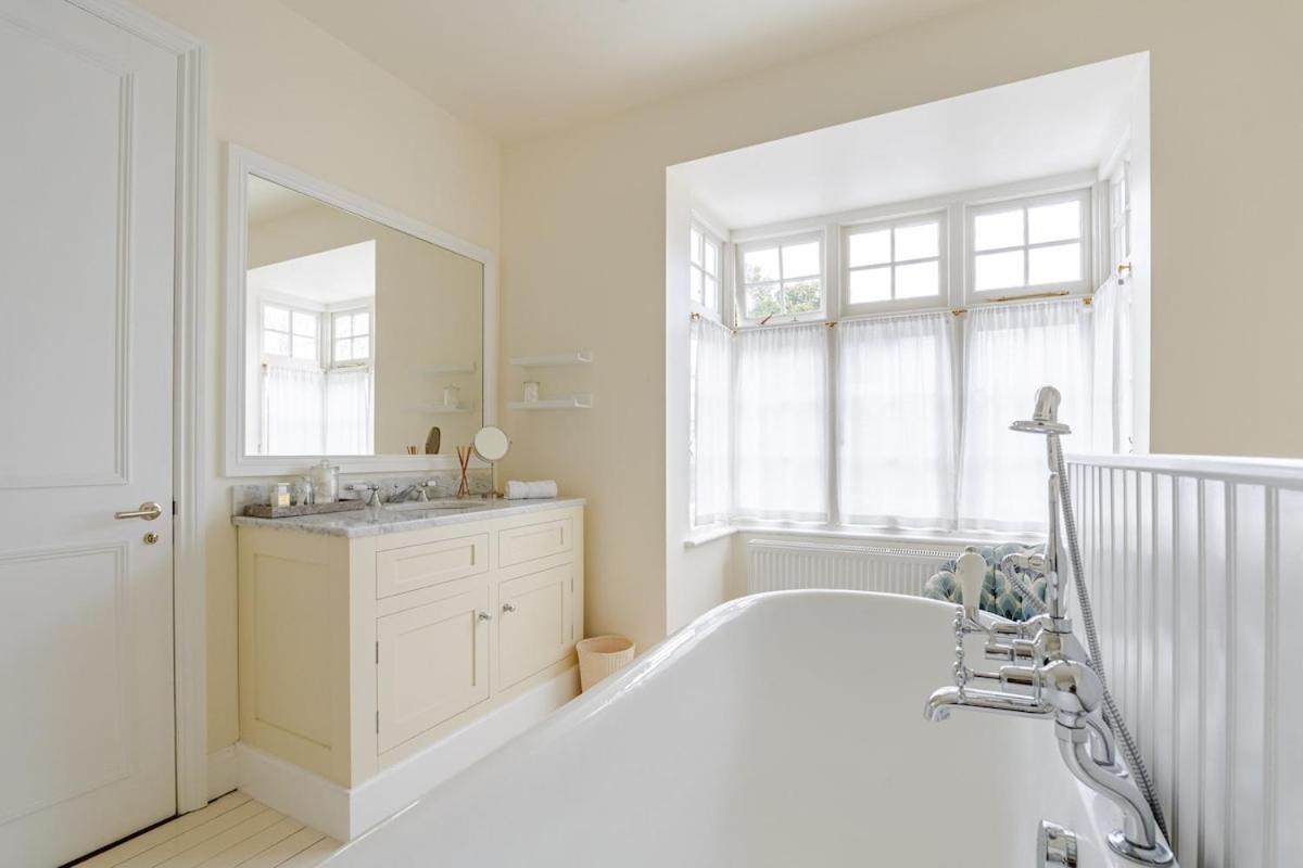 Holiday home Luxury Open Plan 5 Bed House With Garden & Parking *
