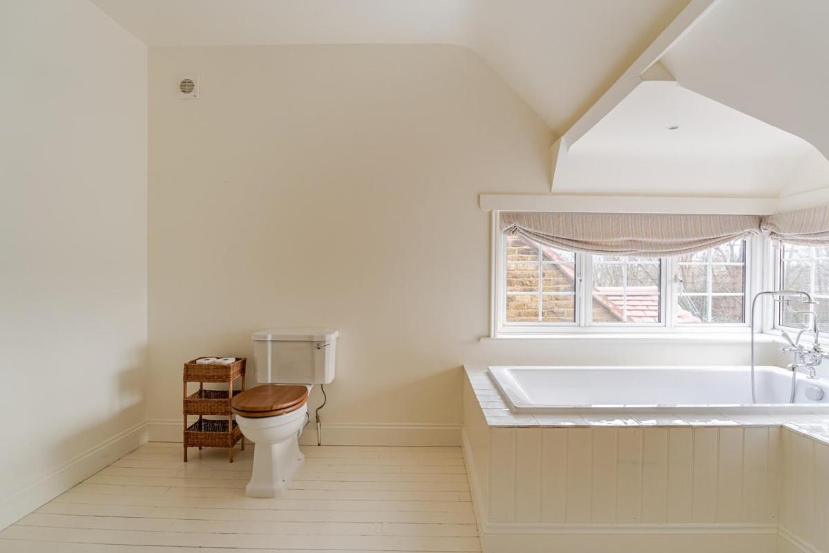 Holiday home Luxury Open Plan 5 Bed House With Garden & Parking London