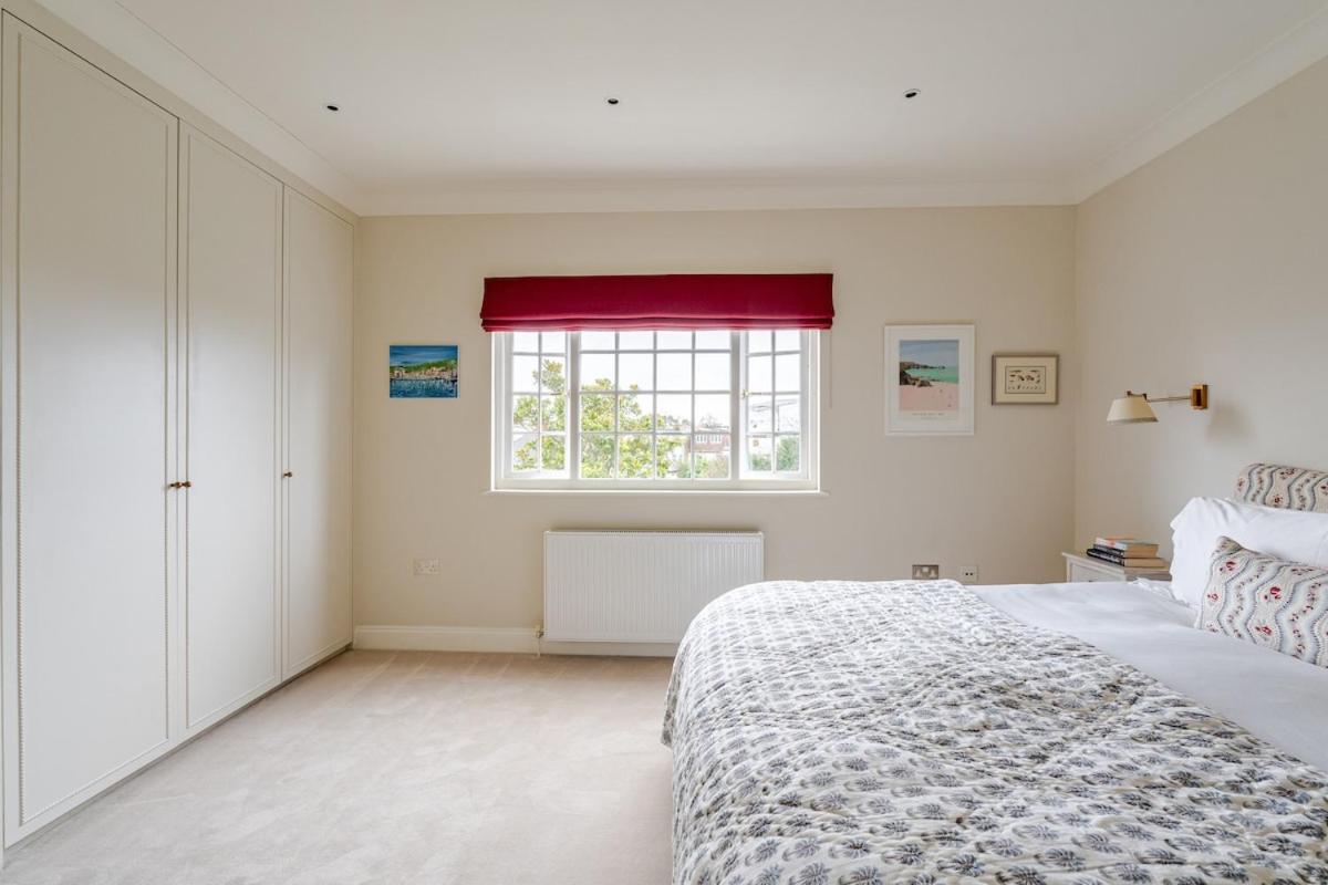 Luxury Open Plan 5 Bed House With Garden & Parking Holiday home *