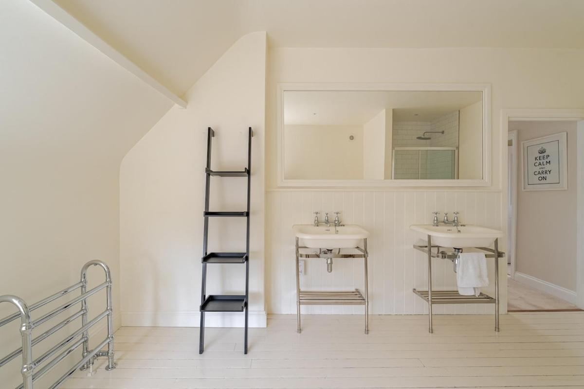 Holiday home Luxury Open Plan 5 Bed House With Garden & Parking London