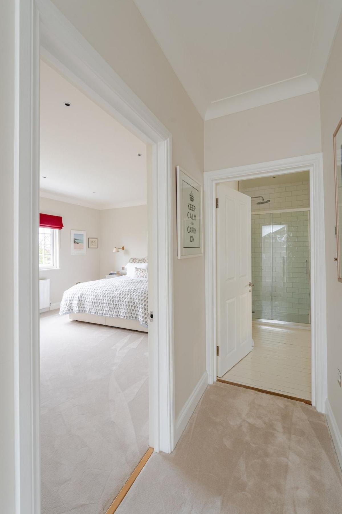 Holiday home Luxury Open Plan 5 Bed House With Garden & Parking
