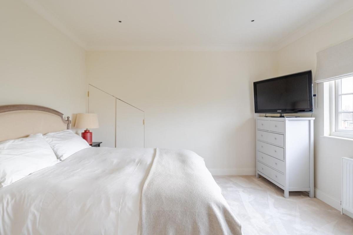 Luxury Open Plan 5 Bed House With Garden & Parking Holiday home *