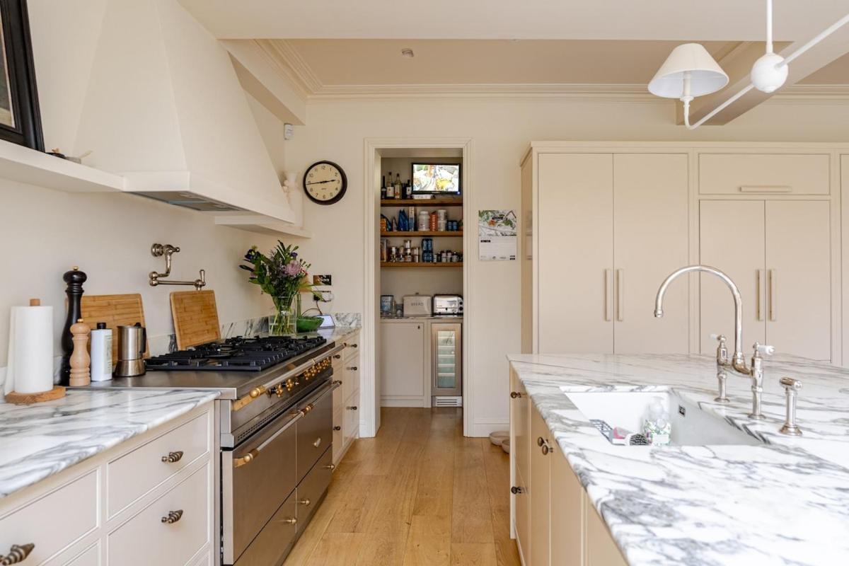 Luxury Open Plan 5 Bed House With Garden & Parking London