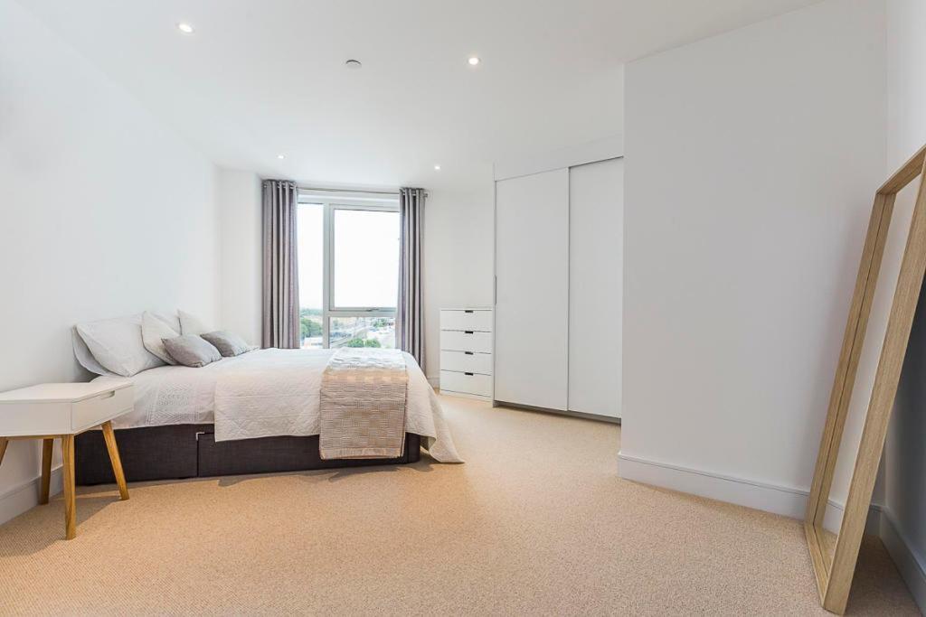 Spacious Flat In - 5 Mins Walk To Excel Apartment *