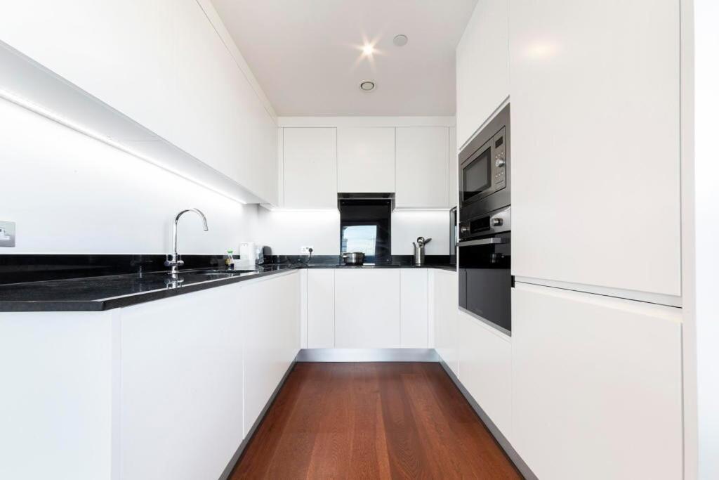 Spacious Flat In - 5 Mins Walk To Excel Apartment