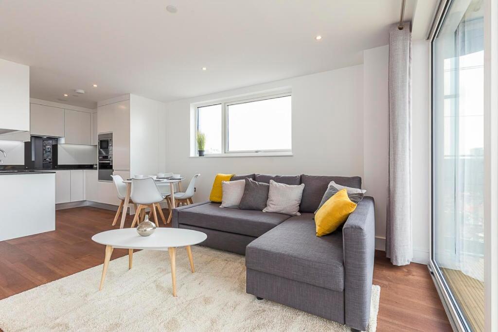 Apartment Spacious Flat In - 5 Mins Walk To Excel *