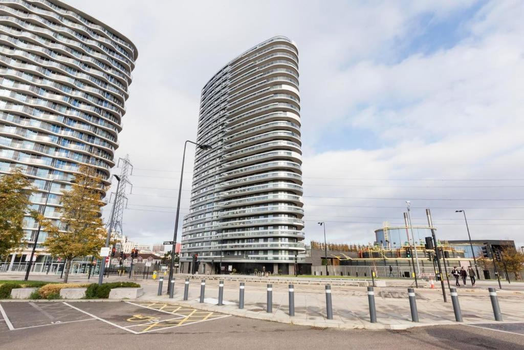 Apartment Spacious Flat In - 5 Mins Walk To Excel London