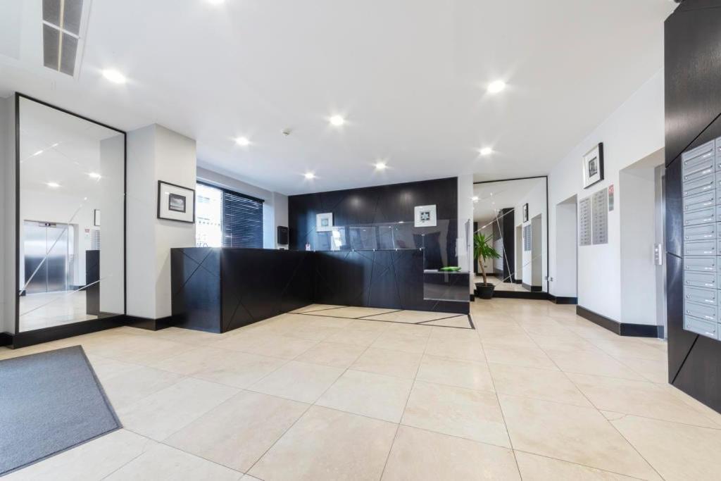 Spacious Flat In - 5 Mins Walk To Excel * London