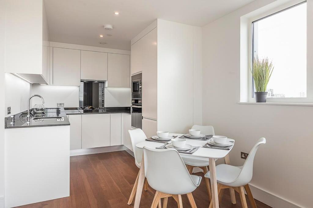 Apartment Spacious Flat In - 5 Mins Walk To Excel