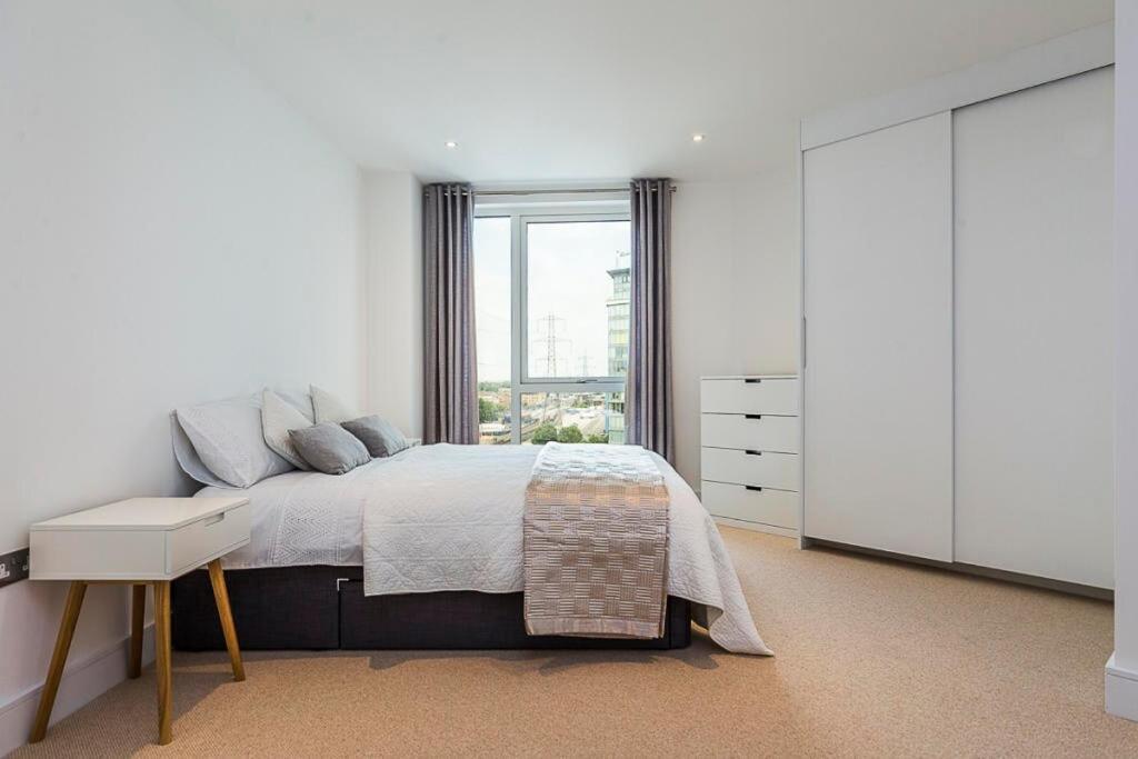 Spacious Flat In - 5 Mins Walk To Excel Apartment *
