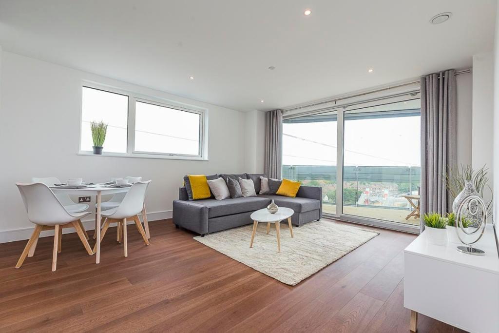 Spacious Flat In - 5 Mins Walk To Excel