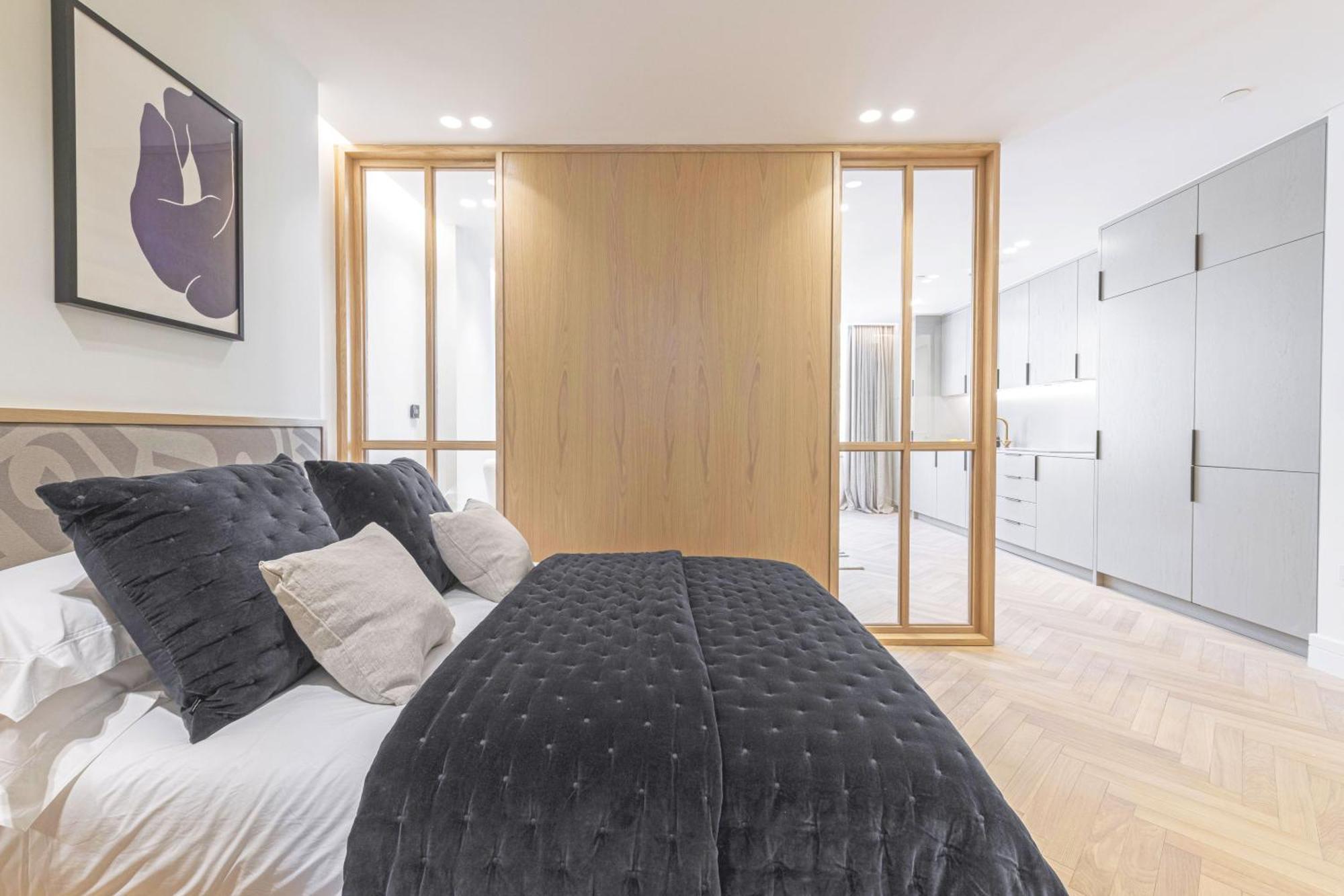 Luxury Residences In Covent Garden, Steps From The Piazza *