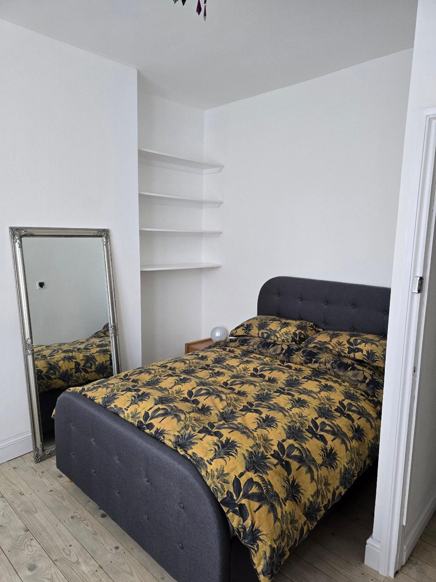 Guest house In Guest - Ground Floor Two Bedroom Flat London