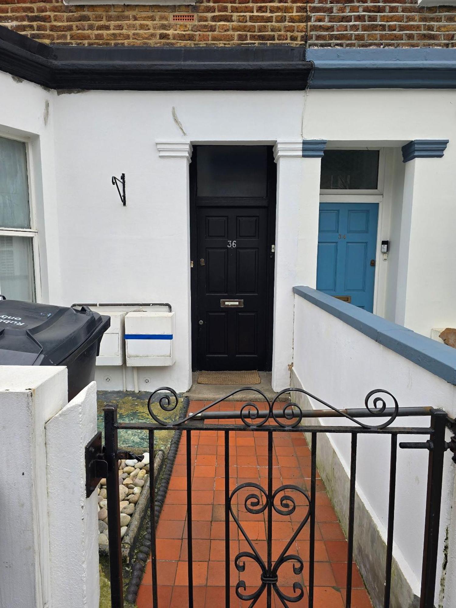 In Guest - Ground Floor Two Bedroom Flat Guest house