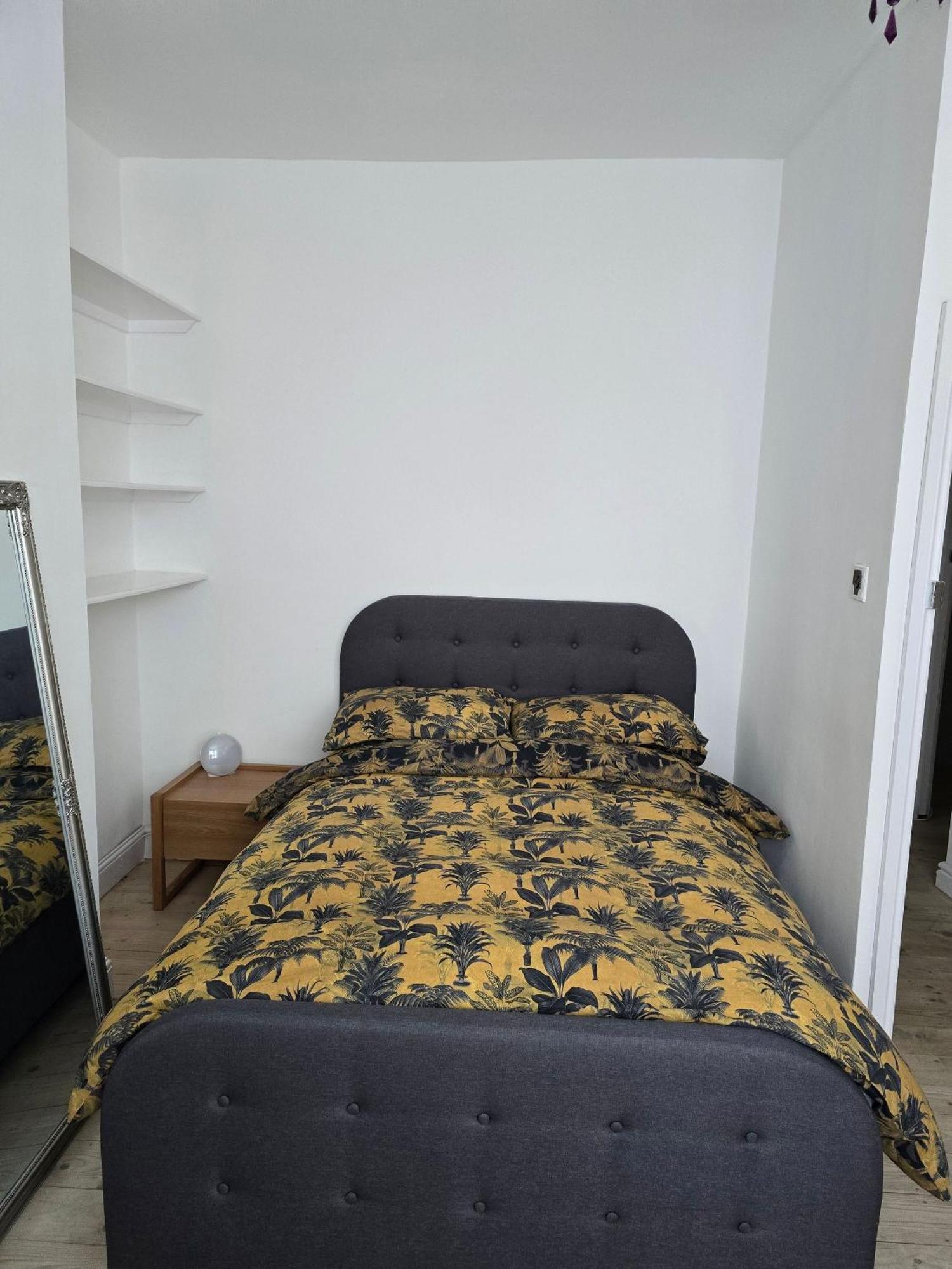 Guest house In Guest - Ground Floor Two Bedroom Flat London