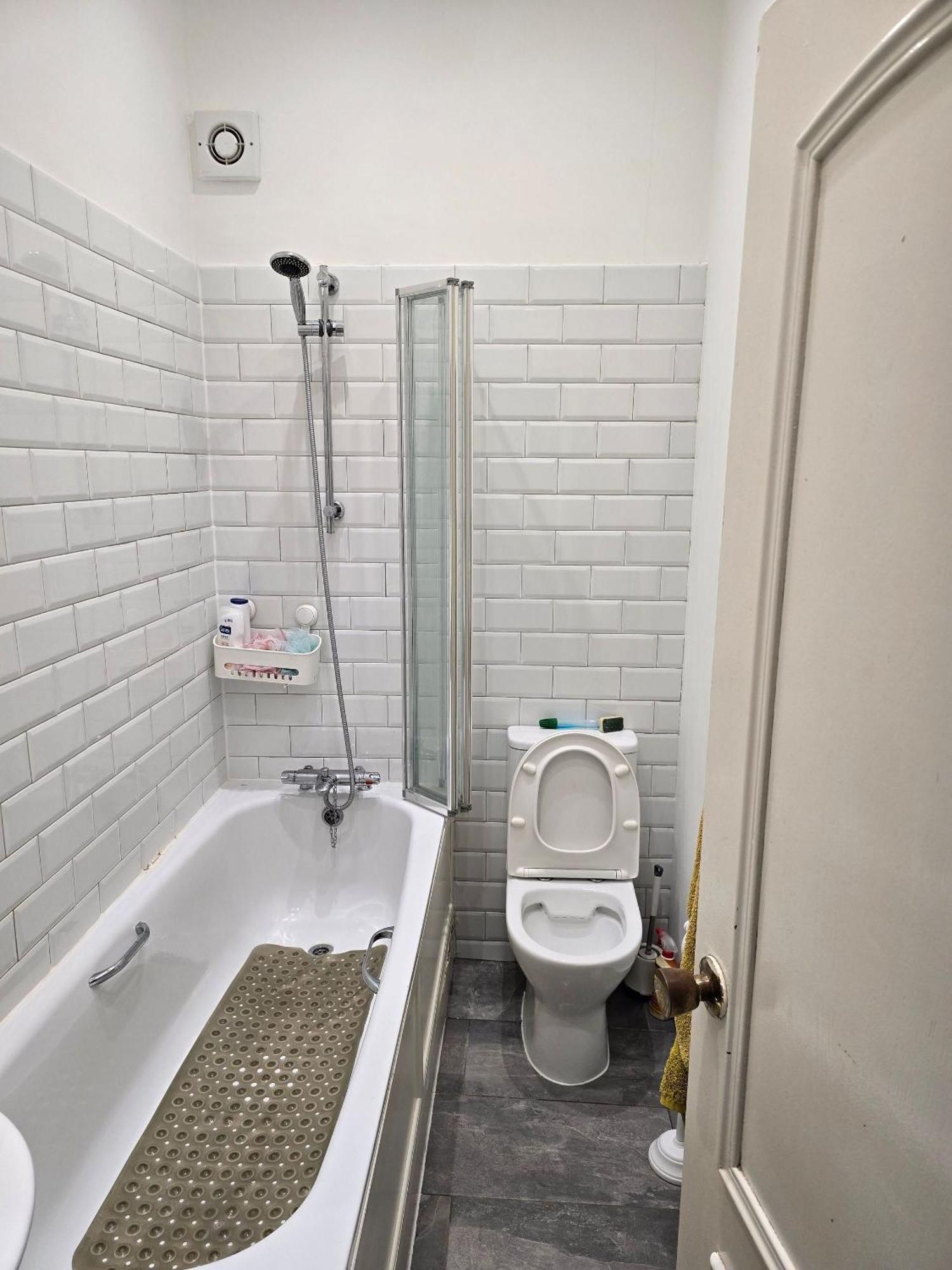 In Guest - Ground Floor Two Bedroom Flat London