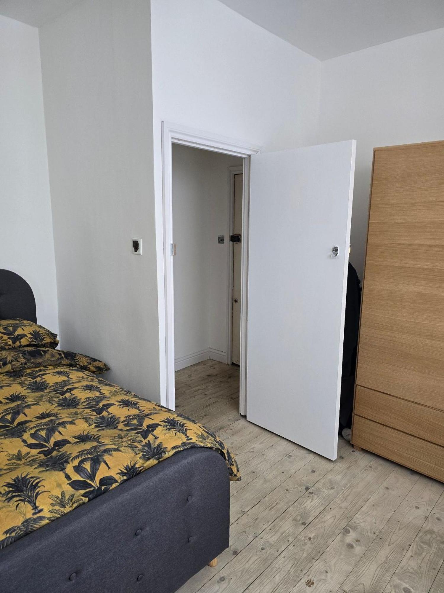 Guest house In Guest - Ground Floor Two Bedroom Flat London