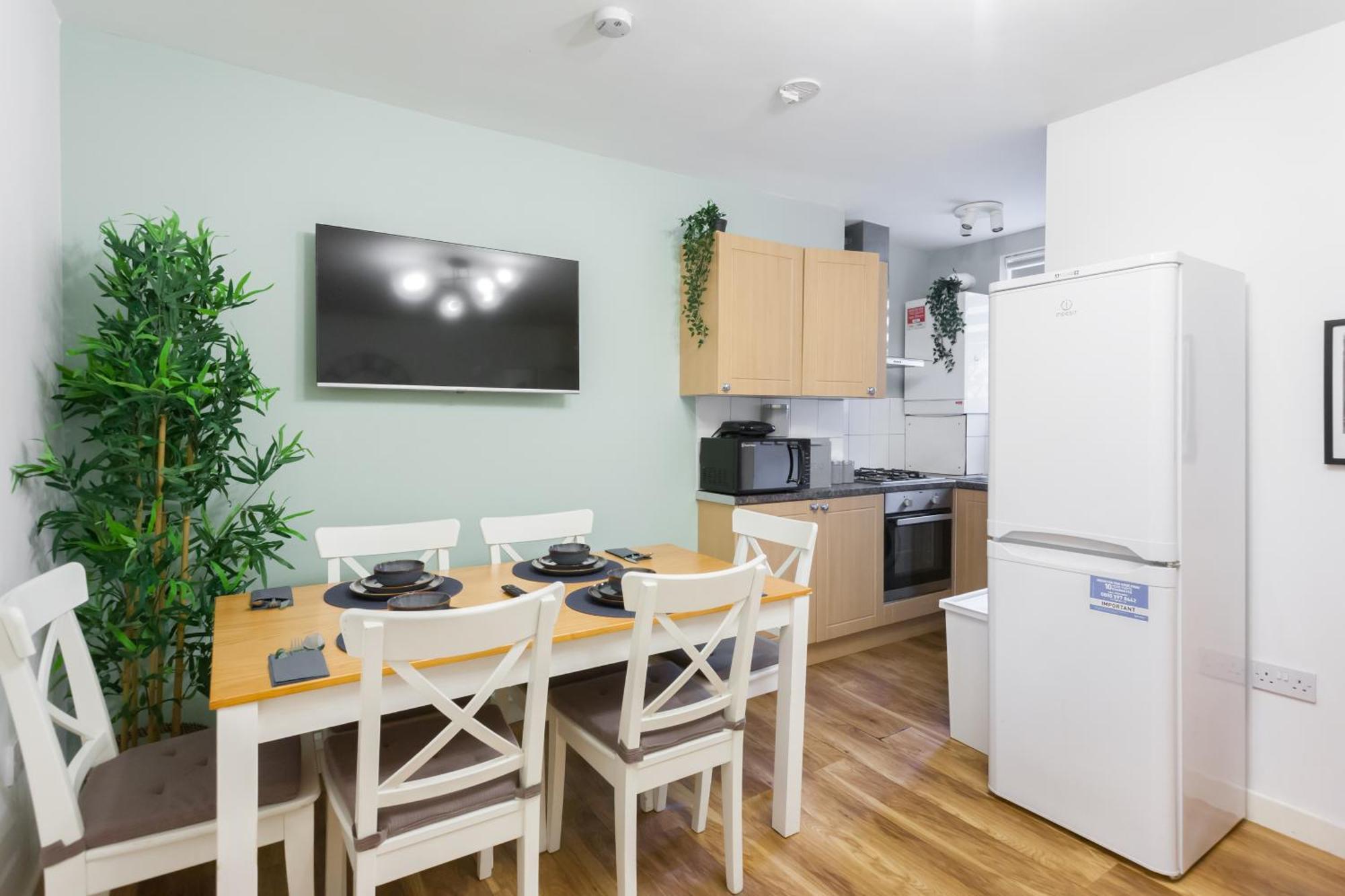 Lovely 2 Bedrooms Flat Next To The Station Apartment