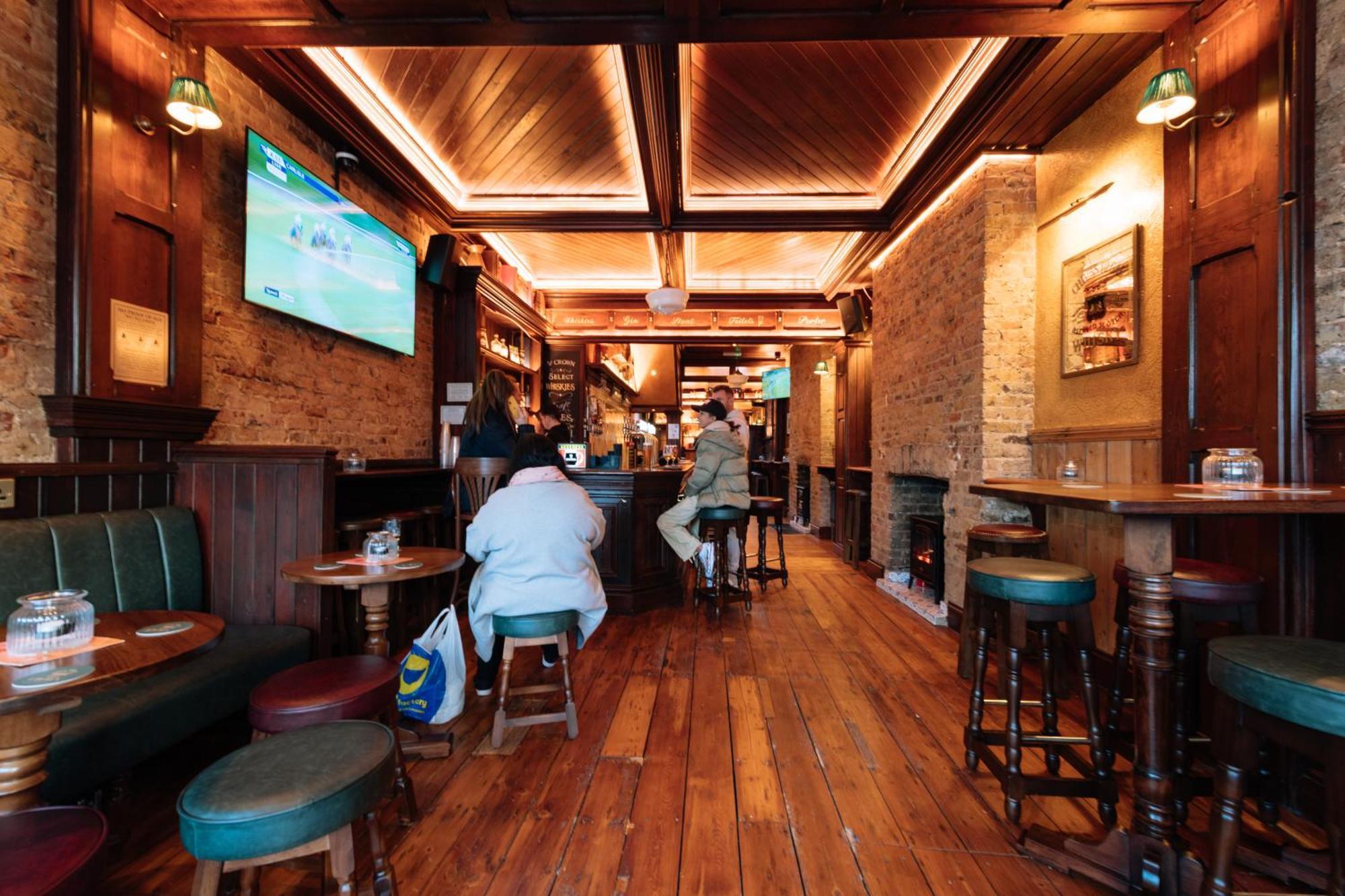 The Crown Pub & Pensión