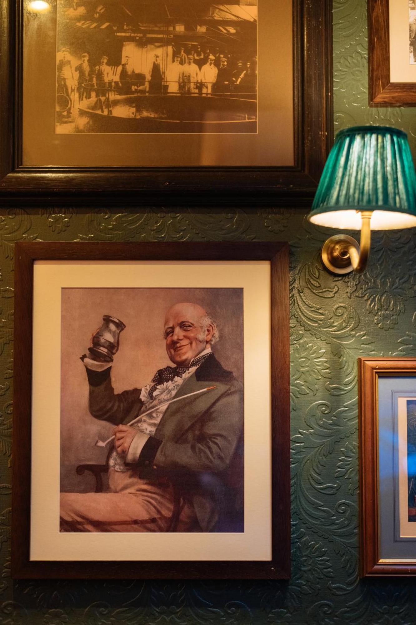 The Crown Pub & Pensión