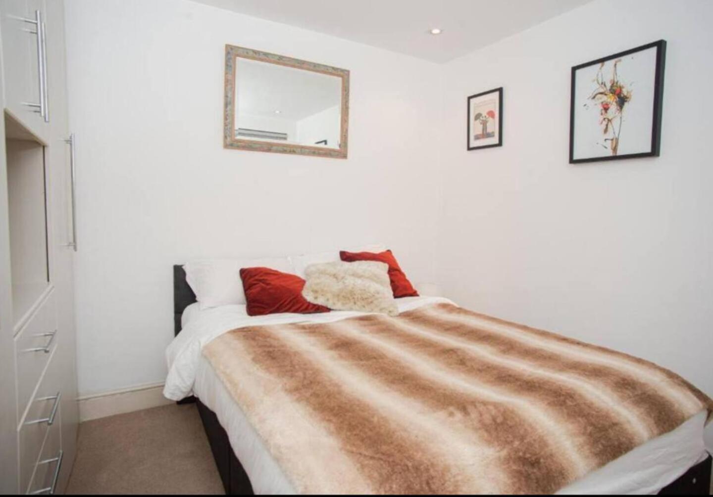 Appartement Niru Experience Serene Garden Haven Duplex Londen