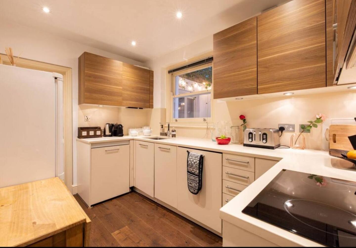 Apartment Niru Experience Serene Garden Haven Duplex London
