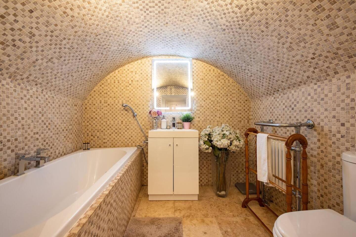 Niru Experience Serene Garden Haven Duplex London