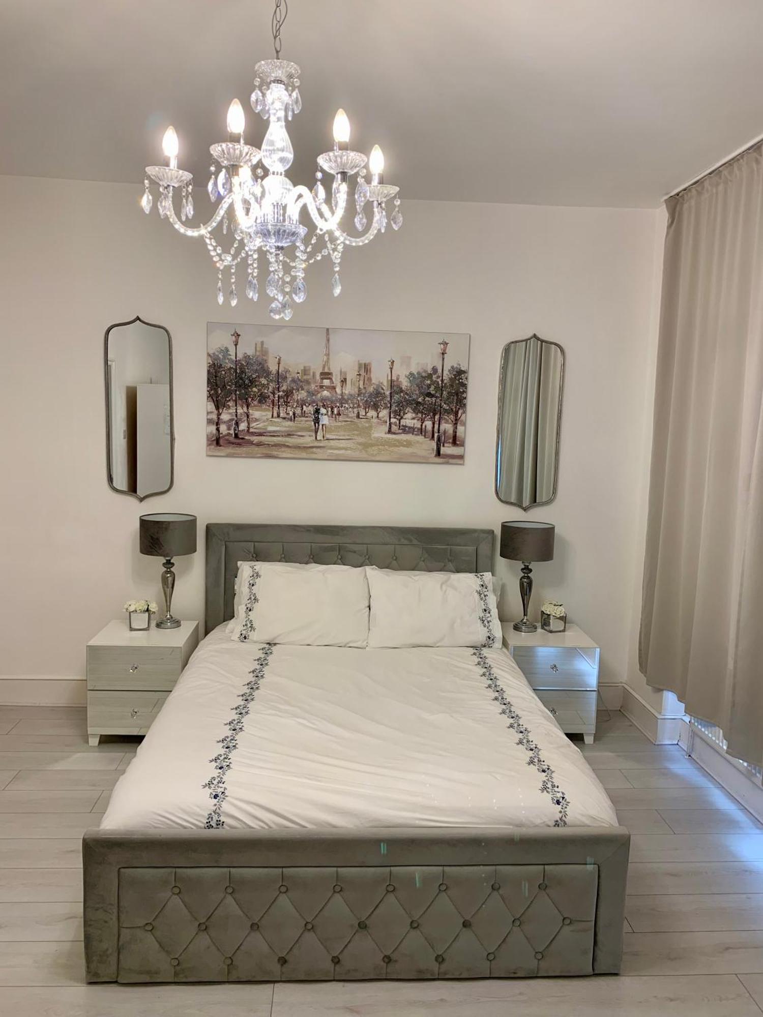 New! Supreme - Near Tube Stations Appartement Londen