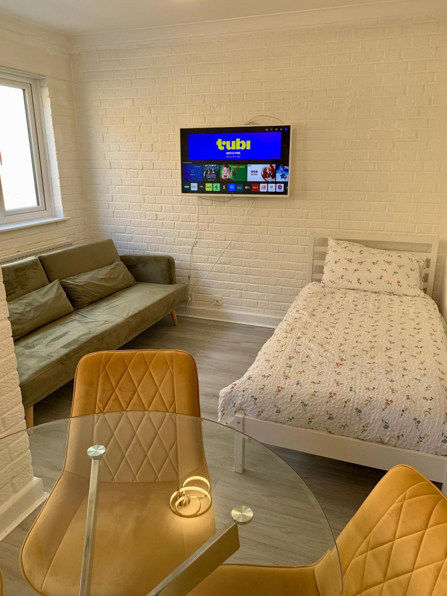 New! Supreme - Near Tube Stations Londen