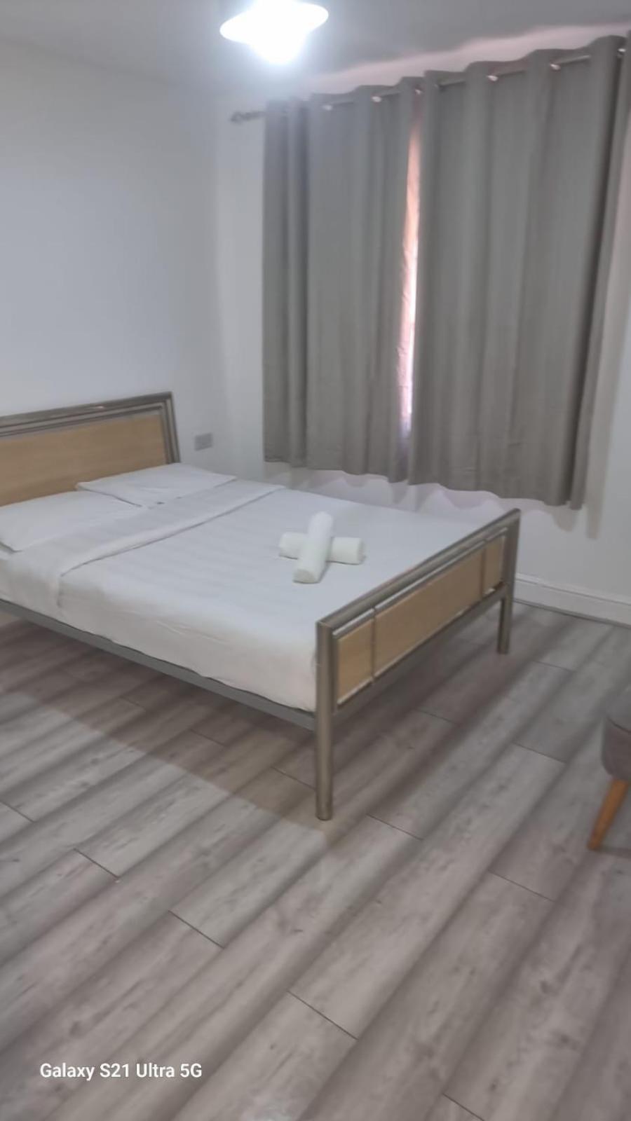 R J 2 Bedroom * London