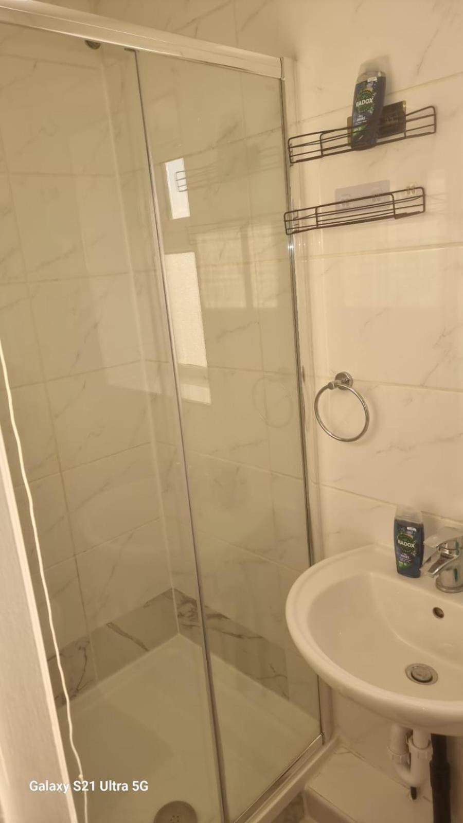 R J 2 Bedroom Apartment London