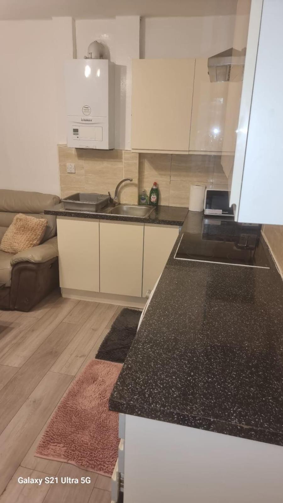 R J 2 Bedroom *