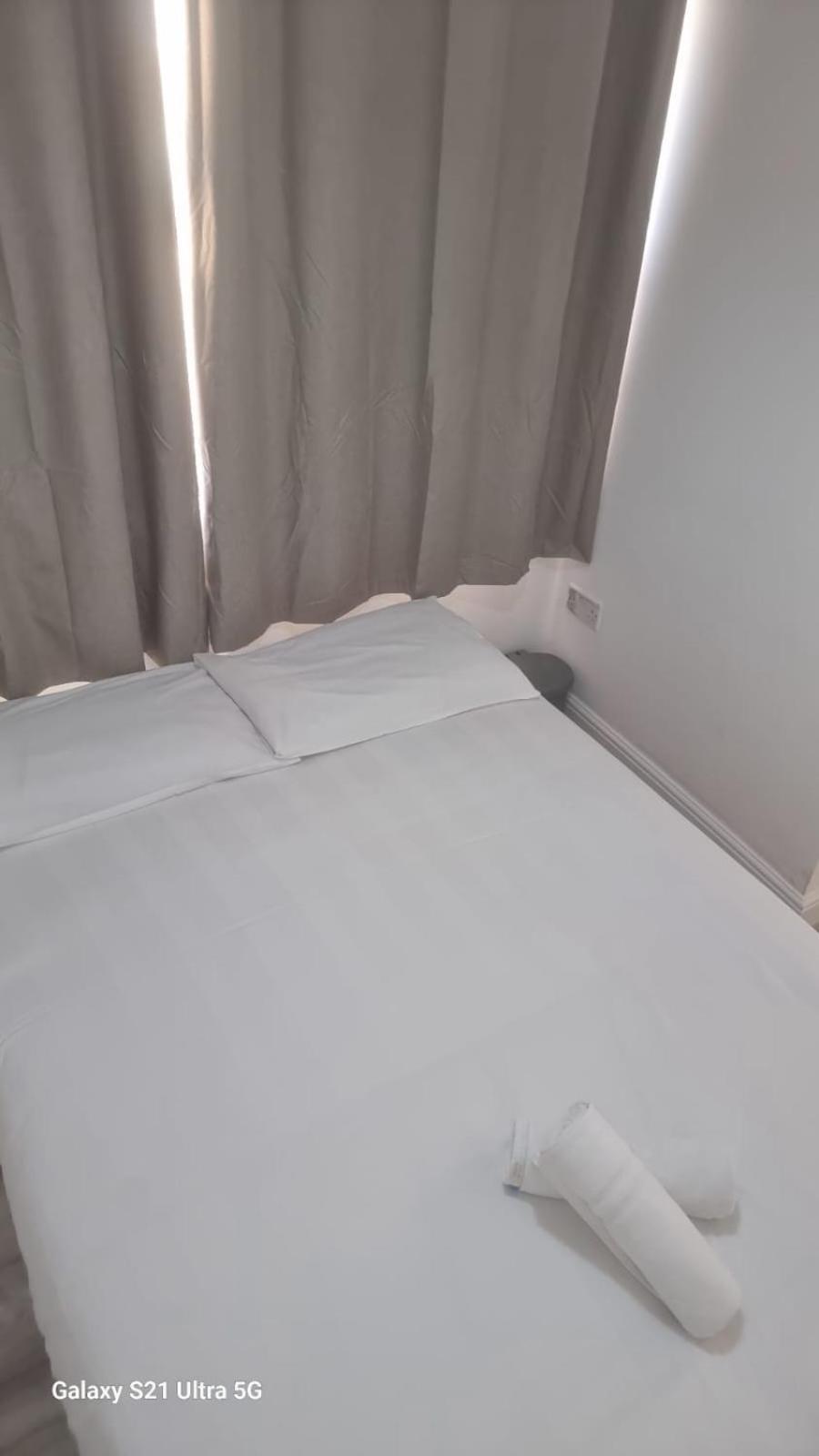 R J 2 Bedroom London