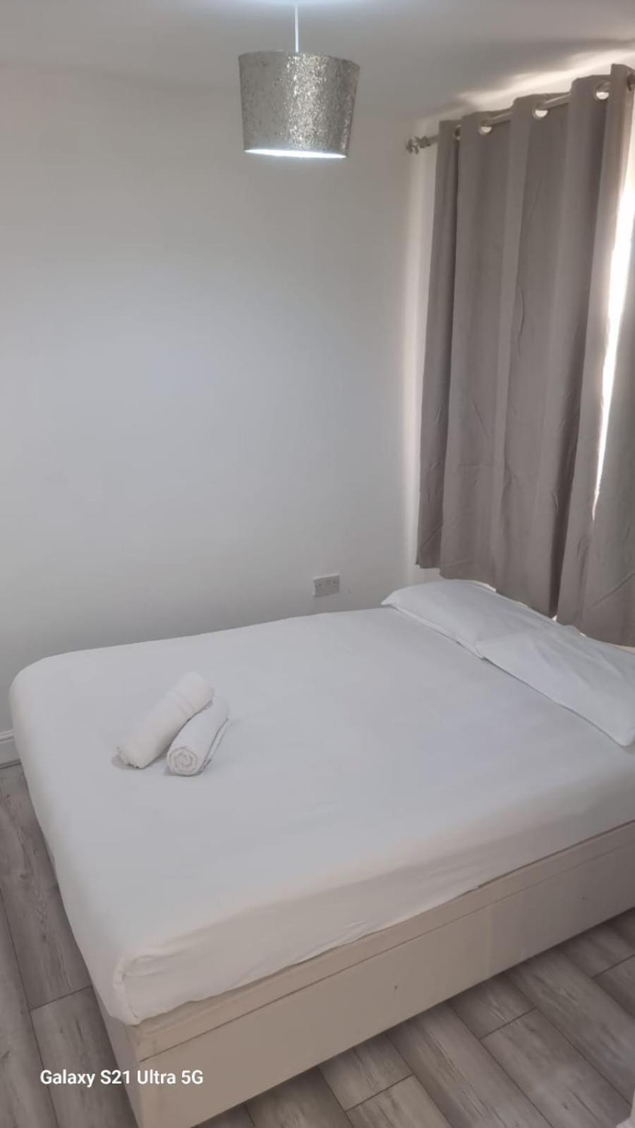 R J 2 Bedroom Apartment London