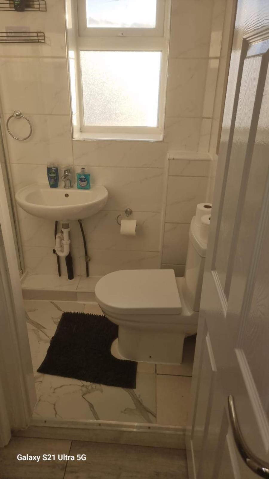 R J 2 Bedroom Apartment